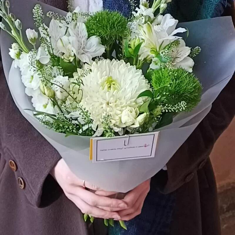 Авторский букет: День 6. Ароматная маттиола, диантус и белая хризантема